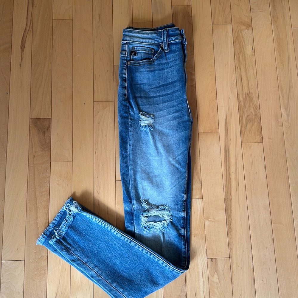 KanCan Straight Legged Distressed Jean Size 25/3